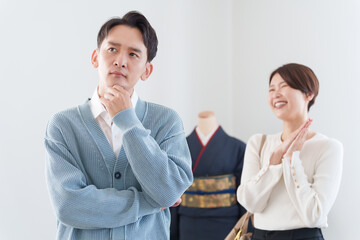 着物をおねだりして浪費する妻と困る夫