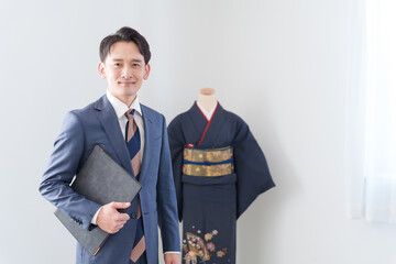 着物を売る男性販売員 © polkadot