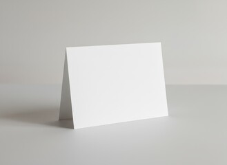 Naklejka premium Blank white greeting card standing open on a clean background