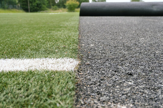 Konzept Sanierung Kunstrasen: Blick auf einen Fu&szlig;ballplatz mit Kunstrasen dessen Untergrund und Spielbelag gerade ausgewechselt wird, viel Copy Space