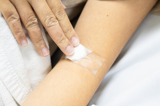 First aid instructional guide for minor injuries at home safety tips included