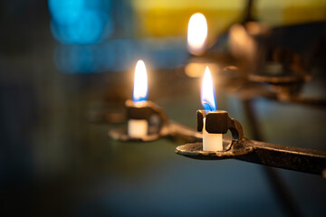 fast ausgebrannte weisse Kerzen in einer Kirche