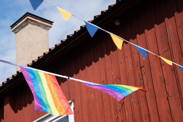Regenbogenflaggen in einer schwedischen Stadt
