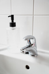 Waschbecken im weissem Badezimmer