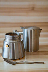 Zubereitung von Kaffe auf einem Herd 