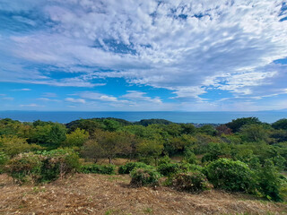 山と森の向こうに見える青空と海
