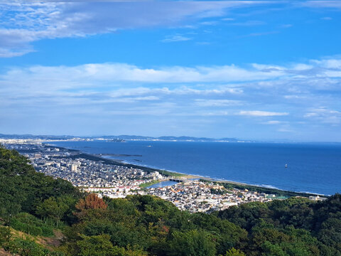 高台から眺める湘南の海沿いの街