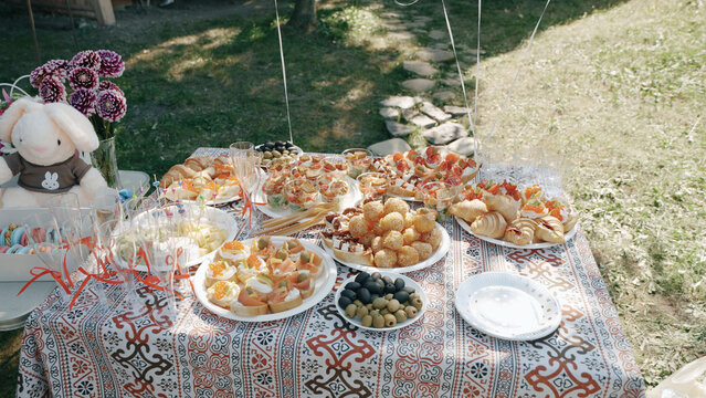 A furtshet is a buffet-style event where guests enjoy small bites and drinks while standing and socializing.