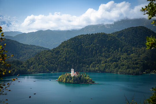 Ein weiter Panoramablick &uuml;ber den gesamten Bleder See mit der Alpenkulisse, der Inselkirche in Slowenien