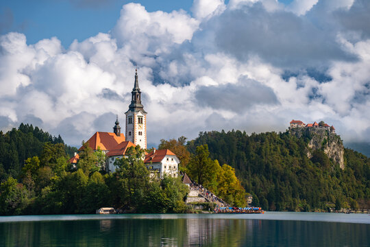 Blick auf die Insel Blejski Otok im Bleder See (Blejsko jezero), im Hintergrund die Burg von Bled 