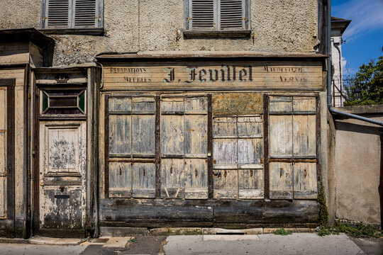 Devanture d'une vieille boutique dans les rues de Bourges en France