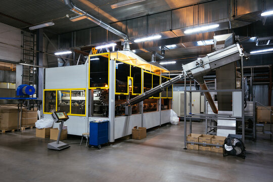 Automated PET plastic bottle blow molding production line