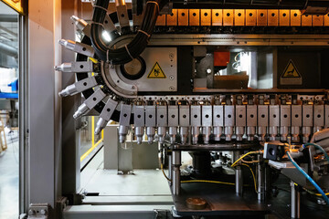 Automated PET plastic bottle blow molding machine