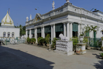 Obraz premium pristine white colonial facade of the 'house of jagat seth' in murshidabad – once home to the world’s richest bankers of the 18th century