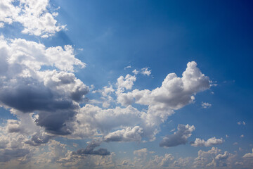 Ciel bleu et nuages en été