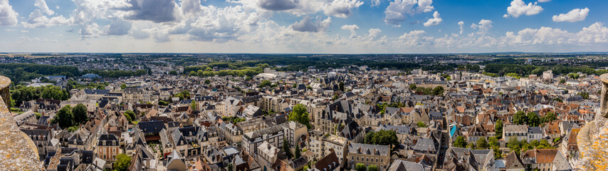 Panorama sur la ville depuis le haut de la Tour de la Cathédrale Saint-Étienne de Bourges en France © Gerald Villena