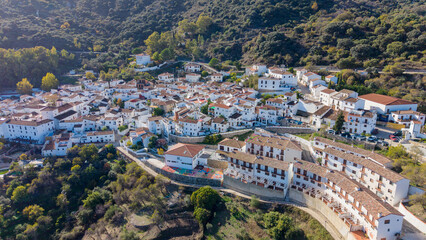 Vista a&eacute;rea del municipio de Benadalid en el valle del Genal, Espa&ntilde;a