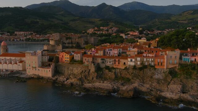 Vue a&eacute;rienne de Collioure, travelling vers la chapelle St Vincent, vue du vieux village et des toits