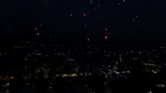 Toma a&eacute;rea de pirotecnia o fuegos artificiales.