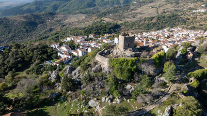 Obraz premium Vista aérea del municipio de Gaucín y su castillo en la provincia de Málaga, España
