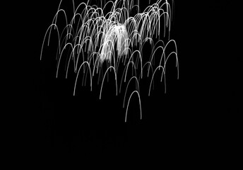 malowane światłem, obraz świetlny z wzorami i kształtami, abstrakcyjna fotografia z poruszającymi się światłami, Blurred Light painting, białemaziaje świetlne, light painting photography, abstarct 