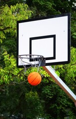 basketball hoop and ball © Veronika