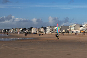 Fototapeta premium Windsurfing with wheels on the beach at Pornichet and La Baule in Brittany, France, in front of the sea and buildings typical of the region