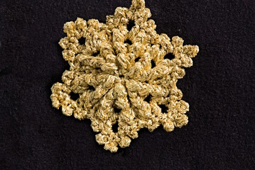 Goldfarbener geh&auml;kelter Weihnachtsstern - Handarbeit