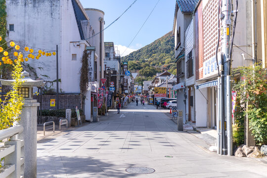 日本の香川にある、長い階段が有名な、金刀比羅宮の参道の風景