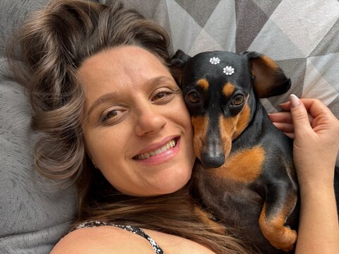 Mulher feliz com cachorro fofo da ra&ccedil;a duchshund 