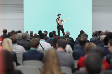 Obraz premium Mime presenting on stage in front of men and women