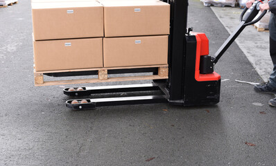 Electric pallet stacker lifting cardboard boxes on pallet © Rodrigo Noceda