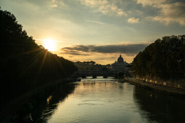 Fototapeta premium Stunning Sunset Over the Tiber River in Rome, Italy
