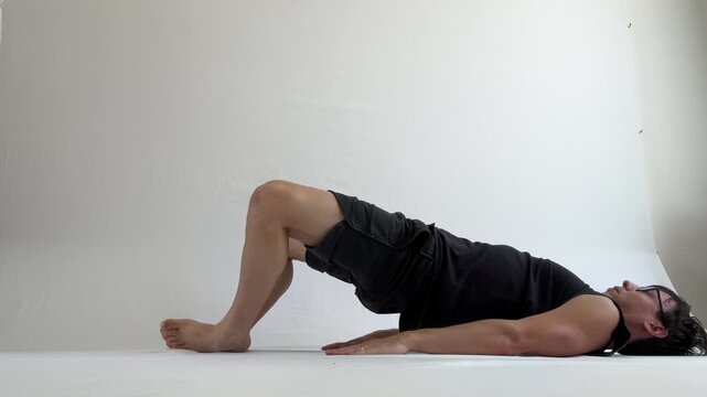 homem faz alongamentos exerc&iacute;cios para flexibilidade 