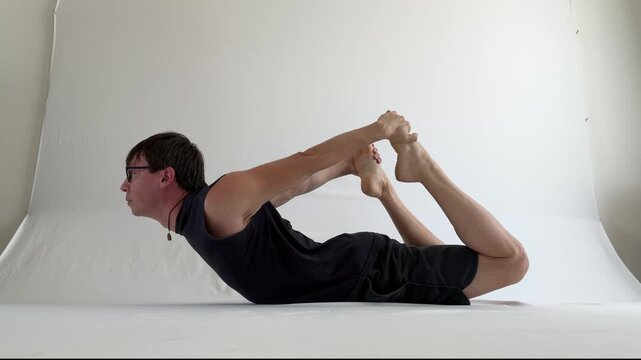 homem faz alongamentos exerc&iacute;cios para flexibilidade 
