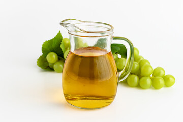 果実酢　ワインビネガー　ぶどう酢　白背景