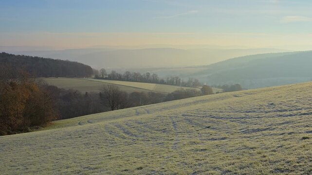 Ein frostiger Morgen mit Sonnenaufgang &uuml;ber einer sanften H&uuml;gellandschaft, Seckmauern, L&uuml;tzelbach, Maintal, Odenwald, Hessen, Deutschland