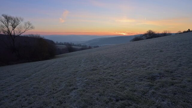 Ein frostiger Morgen mit Sonnenaufgang &uuml;ber einer sanften H&uuml;gellandschaft, Seckmauern, L&uuml;tzelbach, Maintal, Odenwald, Hessen, Deutschland