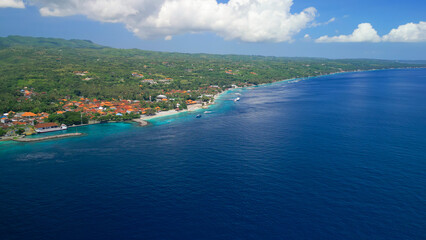 Fototapeta premium Turquoise Reef And Sampalan Port, Nusa Penida - Boats Along Village Shore