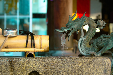 京都、紫雲山頂法寺六角堂の手水舎と龍