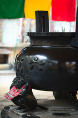 京都、紫雲山頂法寺六角堂の大香炉と支える邪鬼