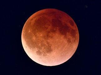 Całkowite zaćmienie Księżyca widziane przez teleskop astronomiczny © Tomasz Aurora