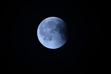 Częściowe zaćmienie Księżyca - cień Ziemi rzutowany na tarczę srebrnego globu podczas pełni