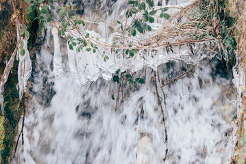 Eau gel&eacute;e. Rivi&egrave;re prise dans la glace. Froid intense. Gel&eacute;e forte. Baisse des temp&eacute;ratures. Hiver rigoureux. Cascade et chute d'eau
