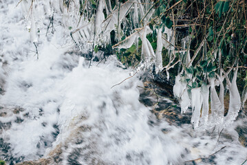 Eau gel&eacute;e. Rivi&egrave;re prise dans la glace. Froid intense. Gel&eacute;e forte. Baisse des temp&eacute;ratures. Hiver rigoureux. Cascade et chute d'eau
