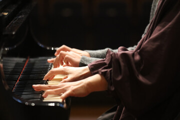 ピアノを弾く様子