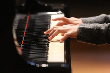 	ピアノを弾く女性