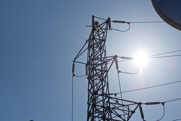 高圧送電線から地上の変電所への引込線分岐部