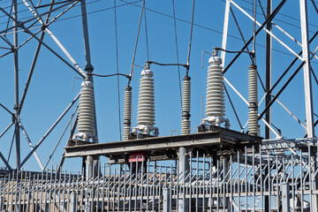 高圧送電線から地上の変電所への引込線に設置された巨大な絶縁碍子のアップ