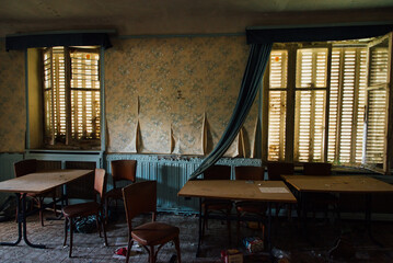 Int&eacute;rieur d'un hotel restaurant abandonn&eacute;. Ancien restaurant squatt&eacute;. Int&eacute;rieur vandalis&eacute;. Banqueroute d'un restaurant. Hotel ferm&eacute;. Faillite d'un restaurant
